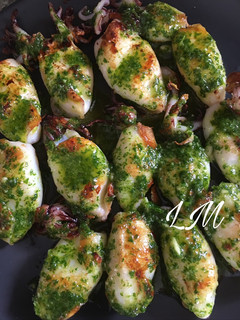 Una foto de Calamares a la plancha con salsa verde