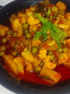 फ्लावर बटाटा मटार भाजी (flower batata matar bhaji recipe in marathi) रेसिपी चे मुख्य फोटो