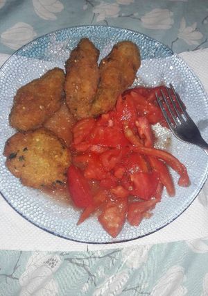 Una foto de Pollo frito 🍗 con ensalada de tomate 🍅