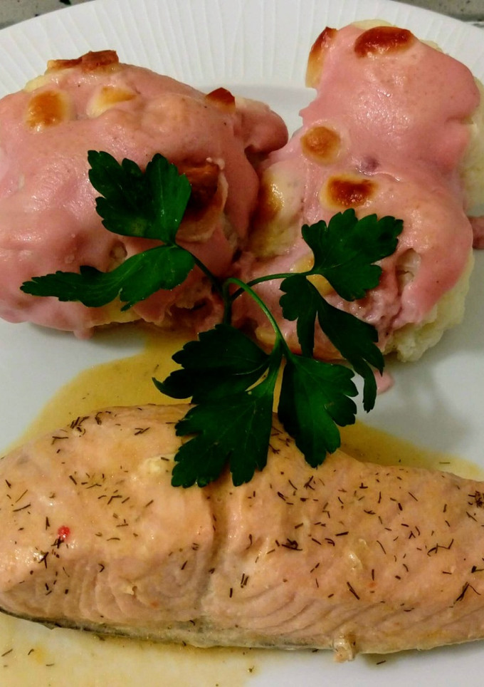 Una foto de Salmón en crema de eneldo y coliflor con bechamel de remolacha