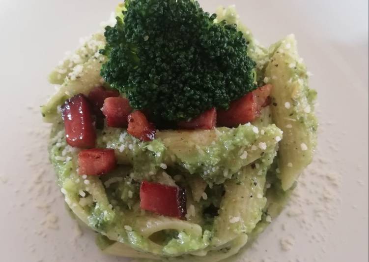 Penne con salsa di broccoli e speck croccante 🌷
