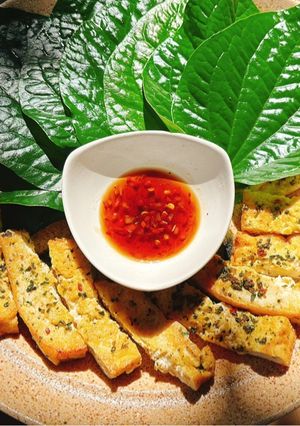 Hình của món Đậu chiên muối é cuốn lá lốt.