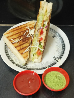 વેજ ગ્રીલ્ડ સેન્ડવીચ (Veg Grilled Sandwich Recipe In Gujarati) રેસીપી મુખ્ય ફોટો