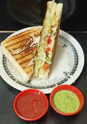 વેજ ગ્રીલ્ડ સેન્ડવીચ (Veg Grilled Sandwich Recipe In Gujarati) રેસીપી મુખ્ય ફોટો