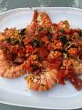 Gambas sauvages géantes marinées aux tomates, ail, citron et coriandre