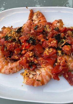 Une photo de Gambas sauvages géantes marinées aux tomates, ail, citron et coriandre