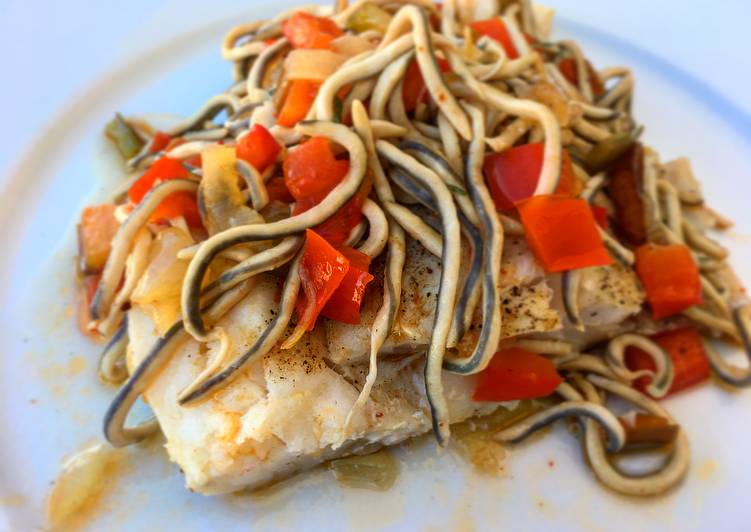 Merluza con gulas y pimientos