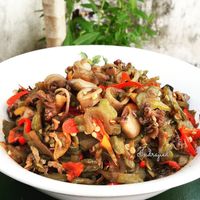 Porno soradi va qusadi