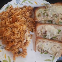 A picture of Pasta with Garlic bread.