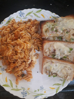 A picture of Pasta with Garlic bread.
