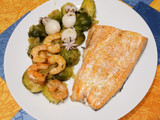 Salmón, coles de bruselas, langostinos y mini sepias