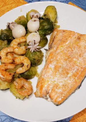 Una foto de Salmón, coles de bruselas, langostinos y mini sepias