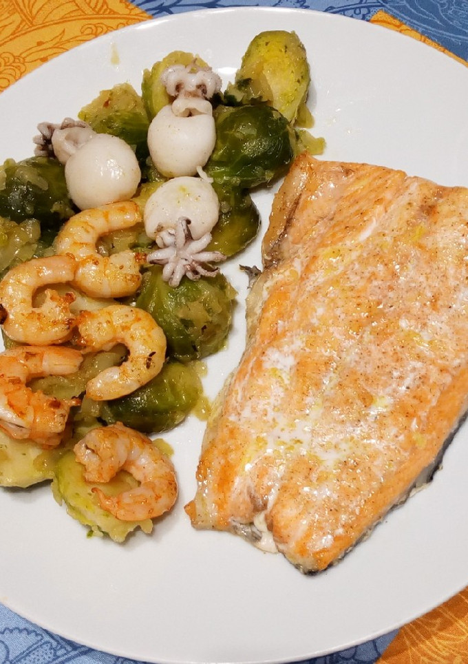 Una foto de Salmón, coles de bruselas, langostinos y mini sepias