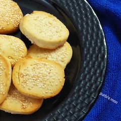 A picture of Sesame biscuits.