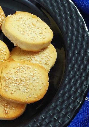 A picture of Sesame biscuits.