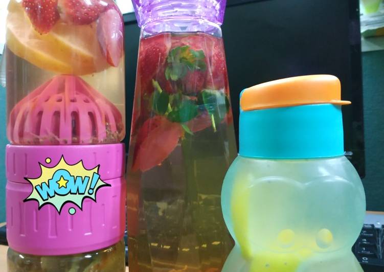 Cara meramu Strawberry-Lemon-Mentimun Infused Water  Mudah