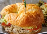 Una foto de croissant salados