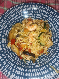 Una foto de Noodles con verduras y langostinos