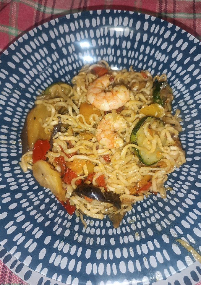 Una foto de Noodles con verduras y langostinos