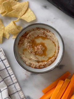 Una foto de Babaganoush dip de berenjena y ajonjolí