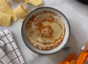 Una foto de Babaganoush dip de berenjena y ajonjolí
