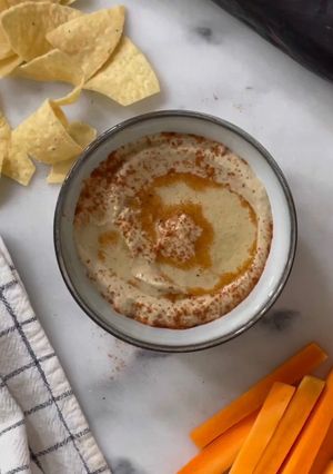 Una foto de Babaganoush dip de berenjena y ajonjolí