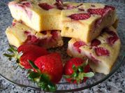 Una foto de bizcocho de yogurt de fresa