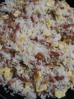 Una foto de Arroz con bacon y tortilla