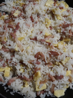 Una foto de Arroz con bacon y tortilla