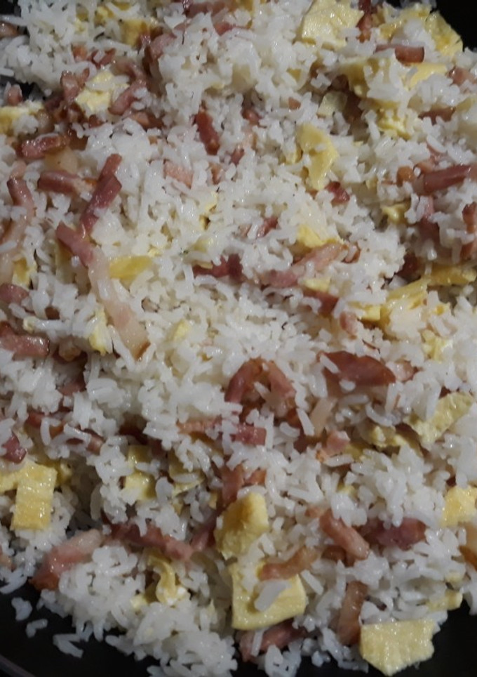 Una foto de Arroz con bacon y tortilla