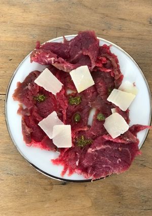 Une photo de Carpaccio de boeuf
