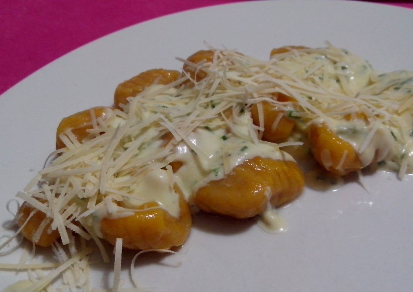 Ñoquis de calabaza con crema de ciboulette y hierbas