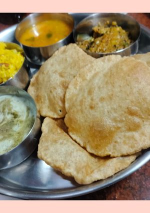पूरी आलू, मीठे चावल और पुदीना रायता रेसिपी मुख्य फोटो