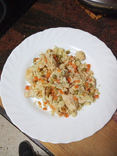 Una foto de Arroz con pollo y verduras express