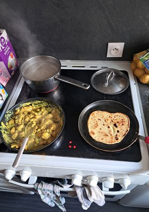 Une photo de Naan avec Riz et Poulet Curry