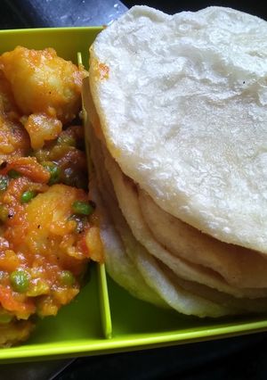 दम आलू और पूरी (Dum Aloo aur puri recipe in hindi) रेसिपी मुख्य फोटो