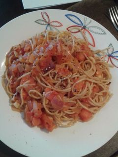 Una foto de Fideos integrales con salsa de tomate casera
