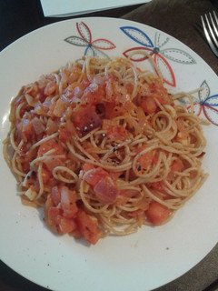 Una foto de Fideos integrales con salsa de tomate casera
