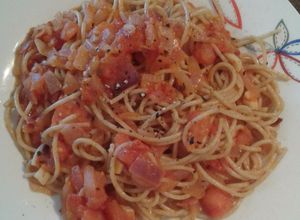 Una foto de Fideos integrales con salsa de tomate casera