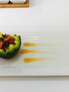 Una foto de Ensalada de Aguacate y Camarones