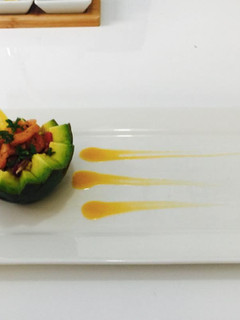 Una foto de Ensalada de Aguacate y Camarones