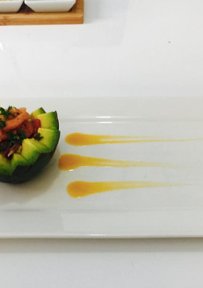 Una foto de Ensalada de Aguacate y Camarones