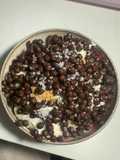 Cottagy-Yogurt Bowl crocante e proteico de baunilha com morangos e pasta de amendoim
