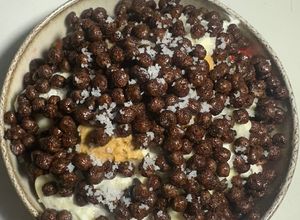 Foto de Cottagy-Yogurt Bowl crocante e proteico de baunilha com morangos e pasta de amendoim