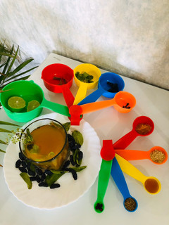 હબઁલ ટી (herbal tea Recipe In gujarati) આરોગ્યવરધક ઉકાળો રેસીપી મુખ્ય ફોટો