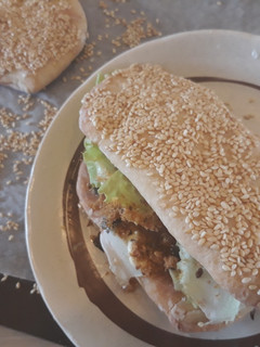 原味芝麻燒餅(另可變化為生菜香鬆沙拉夾心燒餅) 的食譜成品照片