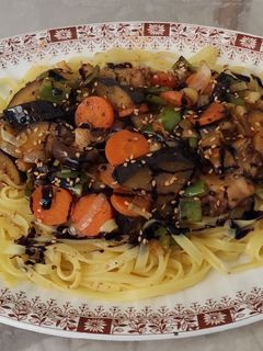 Una foto de Pad thai noodles con setas shiitake y verduras