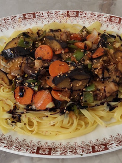 Una foto de Pad thai noodles con setas shiitake y verduras