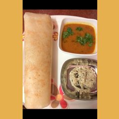 Masala dosa with coconut chutney A picture of Masala dosa with coconut chutney.