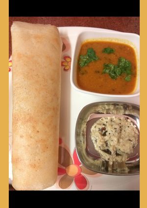 A picture of Masala dosa with coconut chutney.